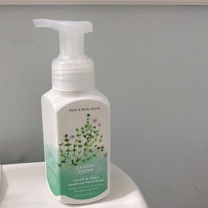 Bath  body works retired scent garden thyme foaming hand soap 8.75oz full bottle